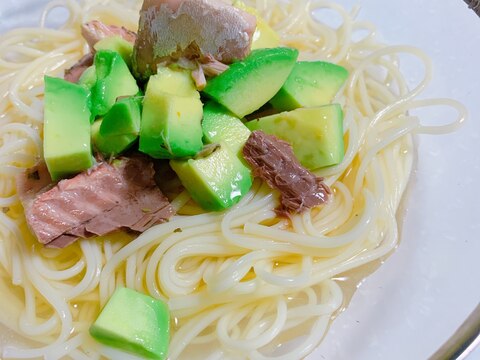 夏にピッタリ❗️鯖の水煮缶とアボカドぶっかけ素麺